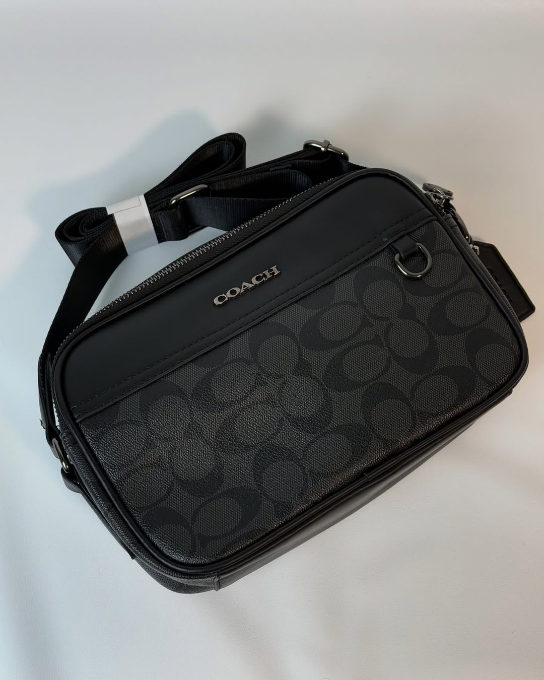 Сумка виконана з гладкої шкіри